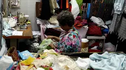 Seorang ibu menjahit pakaian di Pasar Mayestik, Jakarta Selatan, Senin (11/6). Para penjahit mengaku kebanjiran order sejak pertengahan Ramadan hingga jelang Lebaran. (Liputan6.com/JohanTallo)