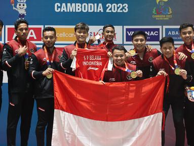 Ajang multi-event SEA Games 2023 Kamboja resmi ditutup pada 17 Mei 2023 malam waktu setempat. Kontingen Indonesia dipastikan menempati posisi ketiga dalam klasemen akhir perolehan medali dengan 87 medali emas, 79 perak dan 109 perunggu. Raihan medali emas Kontingen Indonesia nyatanya melebihi target yang dibebankan. Tercatat, Kontingen Indonesia sukses mendominasi dalam 8 cabang olahraga (cabor) dengan menjadi juara umum. Berikut kedelapan cabor tersebut. (Bola.com/Abdul Aziz)