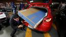 Seorang lelaki mengikat barang belanjaannya di mobil usai acara 'Black Friday' di salah satu toko di Mexico City, Meksiko, Jumat (18/11). 'Black Friday' adalah pesta diskon yang biasa digelar menjelang natal. (REUTERS / Henry Romero)