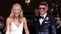 Senyum bahagia Mario Gomez (kanan) dan istrinya Carina Wanzung uasi menjalani pernikahan di Munich, Jerman, (22/7). Gomez menikahi Model Carina Wanzung, setelah berpisah dengan Silvia Meichel. (AFP PHOTO/ Sven Hoppe)