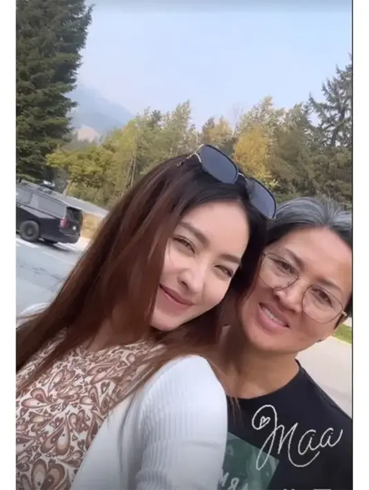 Bersama sang kakak, Natasha dan ibu diajak keliling ke tempat menarik oleh Claresta. Potret Bahagia Natasha dan ibu menikmati momen quality time. [Instagram/natashawilona12]