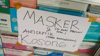 Pemberitahuan di sebuah apotek yang tidak lagi menjual masker sejak pandemi virus corona. (Liputan6.com/M Syukur)