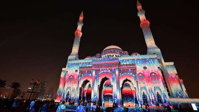 Lampu warna-warni menerangi Masjid Al-Noor selama Festival Cahaya Sharjah di Uni Emirat Arab pada 7 Februari 2020. Festival yang diselenggarakan setiap tahundan sudah memasuki tahun kesepuluh ini sukses memikat wisatawan lokal maupun asing. (Photo by GIUSEPPE CACACE / AFP)
