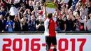 Kapten Feyenoord, Dirk Kuyt mengangkat trofi juara Eredivisie 2016-2017 usai mengalahkan Heracles pada laga Eredivisie di  Kuip stadium, Rotterdam, (14/5/2017).  (EPA/Robin Van Lonkhuijsen)