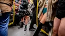 Penumpang berada di dalam kereta selama No Pants Subway Ride di sebuah kereta bawah tanah di Berlin, Jerman (13/1). Acara ini dimulai pada tahun 2002 dengan peserta hanya tujuh orang. (AFP Photo/Christoph Soeder)
