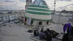 Keluarga Suleiman berbuka puasa di bulan suci Ramadan di samping reruntuhan masjid, tempat mereka saat ini berlindung di Deir al-Balah, Jalur Gaza, Jumat 6 Maret 2026. Di tengah kesulitan, keluarga Suleiman di Deir al-Balah, Jalur Gaza, berkumpul untuk menikmati momen berbuka puasa bersama. (AP Photo/Abdel Kareem Hana)