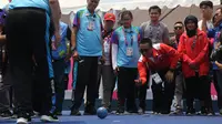 Menpora Imam Nahrawi mencoba cabang olahraga Lawn Ball, yang bertanding di Lapangan Hoki GBK, Senayan, Jakarta Pusat, Selasa (9/10) siang. (Kemenpora)