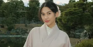 Azizah Salsha libur ke Jepang saat akhir tahun, ia pun mengunjungi destinasi wajib yaitu Kyoto. Saat berada di sana, Azizah pun mencoba mengenakan kimono busana khas perempuan Jepang. [@azizahsalsha_]