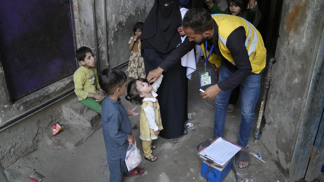 Pakistan Akan Penjarakan Orang Tua yang Tolak Vakisnasi Polio Anak