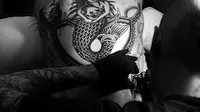 Adam Levine dengan tato mermaid baru di punggungnya
