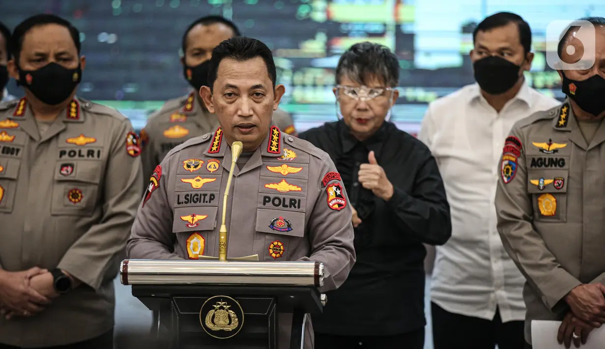 Kapolri Jenderal Listyo Sigit Prabowo bersama jajaran terkait menyampaikan konferensi pers di Gedung Rupatama Mabes Polri, Jakarta, Selasa (9/8/2022). Mantan Kepala Divisi Profesi dan Pengamanan Polri Irjen Ferdy Sambo ditetapkan sebagai tersangka dalam kasus pembunuhan ajudannya, Brigadir J alias Nofriansyah Yoshua Hutabarat. (Liputan6.com/Faizal Fanani)