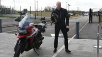 Gagahnya Pangeran William Tunggangi Triumph Tiger