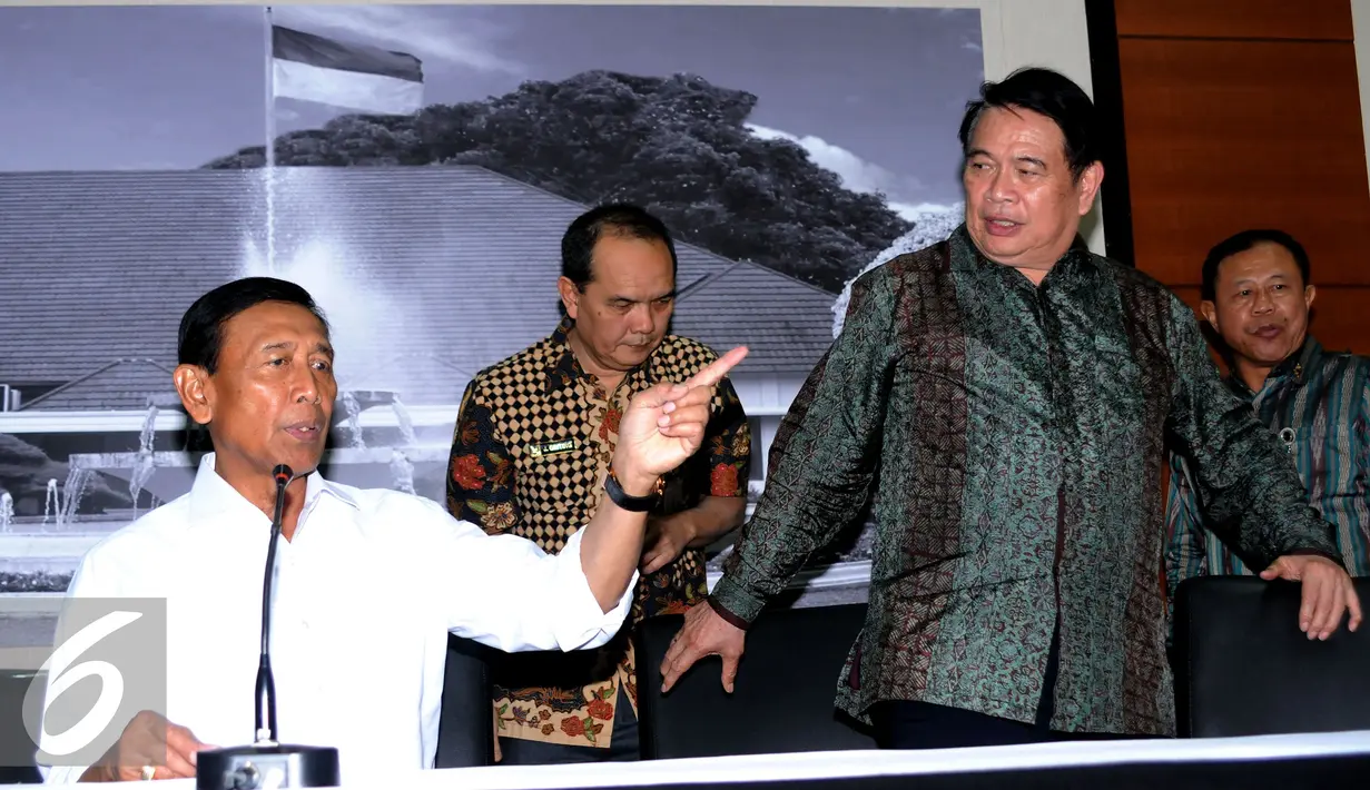 Menkopolhukam, Wiranto (kiri) bersama pendiri Uni Papua FC, Albert Inkiriwang bersiap memberi keterangan usai pertemuan tertutup di Jakarta, Jumat (12/8). Uni Papua FC bertolak dan melakoni laga di Finlandia. (Liputan6.com/Helmi Fithriansyah)