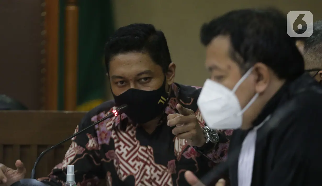 Terdakwa dugaan suap penanganan perkara di KPK yang juga mantan penyidik, AKP Stepanus Robin Pattuju (kiri) saat menjalani sidang lanjutan di Pengadilan Tipikor, Jakarta Pusat, Senin (20/9/2021). Sidang beragendakan keterangan saksi dari JPU KPK. (Liputan6.com/Helmi Fithriansyah)