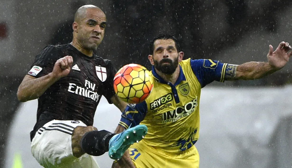 Sergio Pellissier. Striker Italia ini merupakan legenda Chievo. Total 18 musim dihabiskannya bersama Chievo dengan mencetak 139 gol dalam 517 penampilan. Ia pensiun pada akhir musim 2018/2019, saat Chievo terdegradasi ke Serie-B. Nomor punggung 31-nya pun ikut dipensiunkan. (Foto: AFP/Olivier Morin)