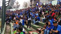 Bobotoh Persib mulai memadati Stadion Siliwangi, Bandung, untuk acara launching tim dan jersey Persib musim 2017, Minggu (2/4/2017). (Bola.com/Rizky Hidayat)