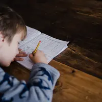 Ilustrasi anak mengerjakan tes IQ. (Foto: Unsplash/Annie Spratt)