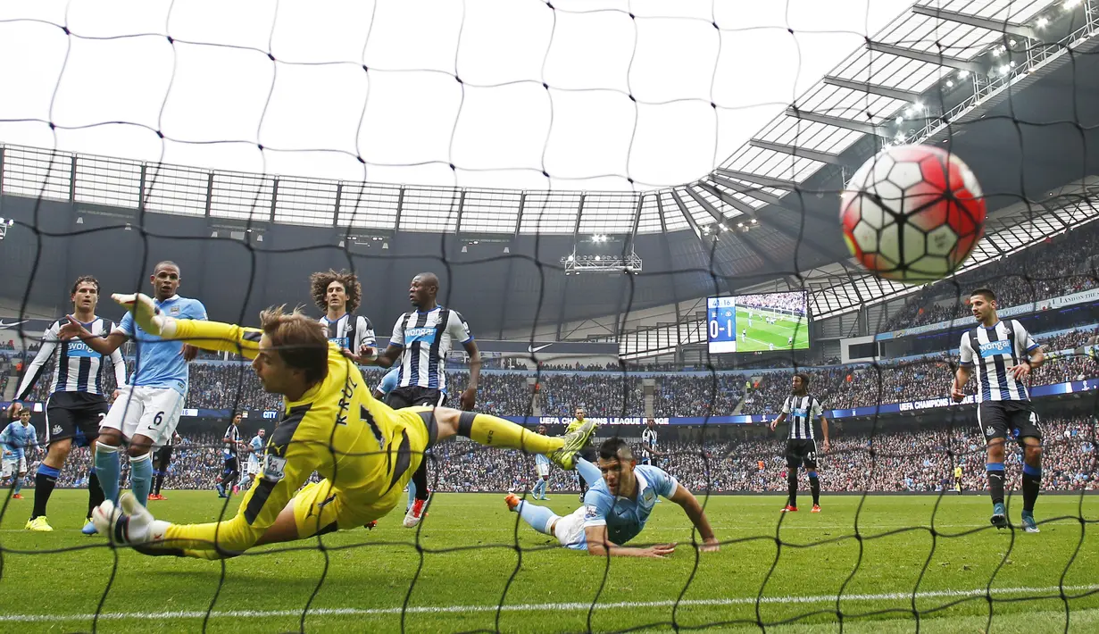  Pemain Manchester City Sergio Aguero mencetak gol pertama ke gawang Newcastle pada lanjutan Liga Premier Inggris di Etihad Stadium, Sabtu (04/10/2015).  Manchester City menang 6-1. Reuters / Andrew Yates 
