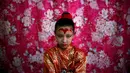 Dewi Hidup, Kumari Unikia Bajracharya sebelum menghadiri sebuah festival untuk Rato Machhindranath di Lalitpur, Nepal, (10/5). Rato Machhindranath diyakini sebagai dewa hujan yang diyakini mencegah kekeringan selama musim panen. (REUTERS/Navesh Chitrakar)
