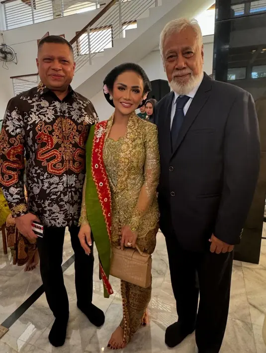 Krisdayanti juga menyempurnakan penampilannya dengan kain batik coklat sebagai bawahan dan beberapa aksesori bunga yang disematkan pada sanggul klasik khas Jawa.  [@krisdayantilemos/@yunishara36].
