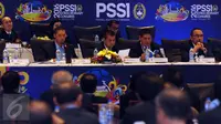 Para anggota pengurus PSSI melakukan Kongres Luar Biasa PSSI di Jakarta, Rabu (3/8). Kongres untuk menetapkan enam agenda pada KLB PSSI mendatang. (Liputan6.com/Helmi Fithriansyah)