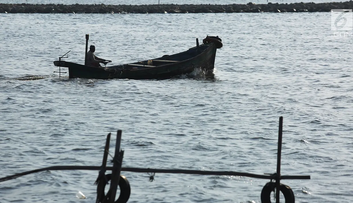 Aktivitas warga saat berlayar di sore hari di Pantai Marunda, Teluk Jakarta, Selasa (11/9). Pantai Marunda menjadi tempat alternatif berlibur keluarga dan menghibur diri dengan memancing di bibir pantai tersebut. (Merdeka.com/Imam Buhori)