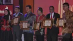 Sejumlah tokoh menerima penghargaan Men's Obsesion Awards 2015 di Jakarta, (19/3/2015). Diantaranya Ketua MPR Zulkifli Hasan (keempat kiri), Ketua KPU Pusat Husni Kamil Manik (ketiga kiri) dan Mendagri Tjahjo Kumolo (kanan). (Liputan6.com/Johan Tallo)