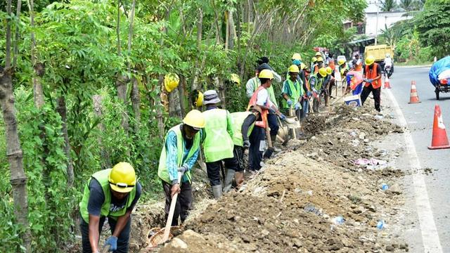 Pekerjaan revitalisasi saluran drainase jalan nasional sepanjang 5.000 Km yang termasuk dalam cakupan program Padat Karya Tunai (PKT). (Dok Kementerian PUPR)