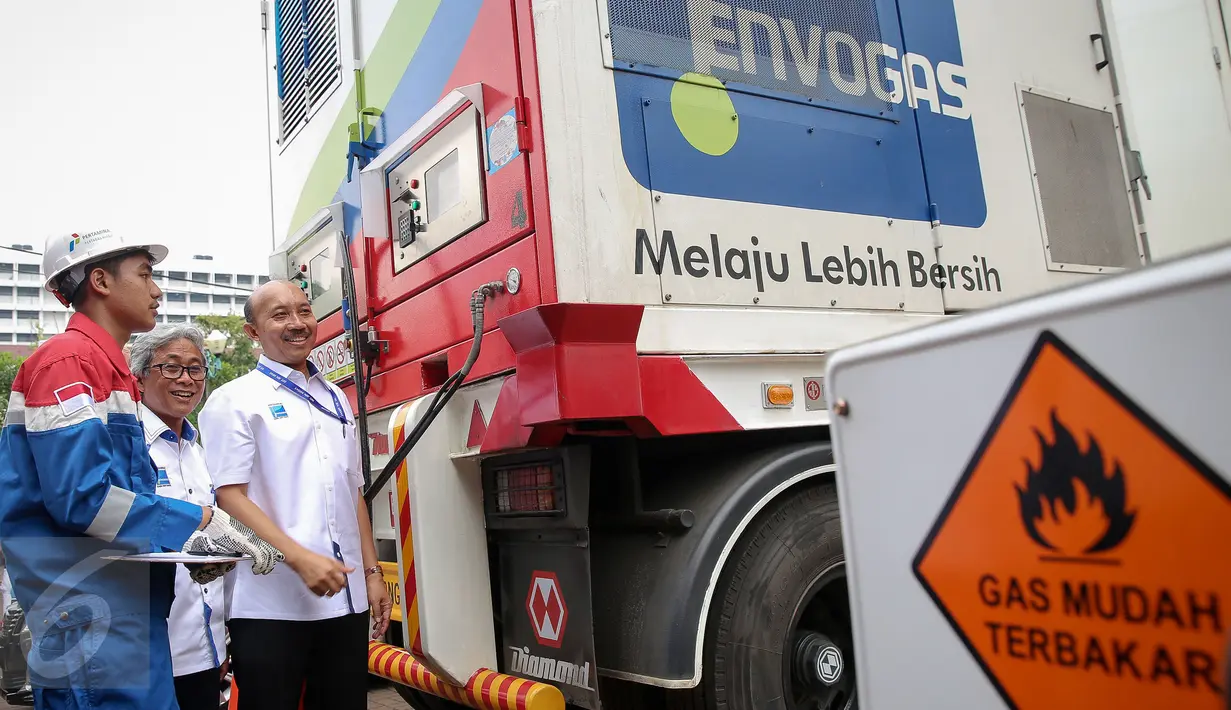 Direktur Jenderal Minyak dan Gas Bumi, IGN Wiratmaja Puja (kanan) dan Dirut Pertamina Dwi Soetjipto saat peresmian Mobile Refueling Unit (MRU) atau SPBG yang dapat berpindah lokasi, di Lapangan Banteng, Jakarta, Senin (16/11). (Liputan6.com/Faizal Fanani)