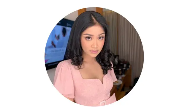 Salsabila Syaira disebut-sebut sebagai sosok wanita yang merangkul Pengamat Politik saat Nonton Konser Dewa 19 di JIS.