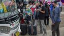<p>Peserta Mudik Aman Mudik Sehat Kementerian Perhubungan bersiap menaiki bus tujuan kampung halamannya di Terminal Jatijajar, Depok, Jawa Barat, Kamis (28/4/2022). Pengguna jasa transportasi bus yang mengikuti program mudik gratis didominasi oleh pemudik yang berasal dari Jawa Tengah dan Jawa Timur dengan syarat telah menerima vaksin booster. (Liputan6.com/Faizal Fanani)</p>