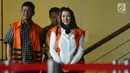Bupati Kukar nonaktif, Rita Widyasari (kanan) usai menjalani pemeriksaan di gedung KPK Jakarta, Jumat (19/1). Rita diperiksa sebagai tersangka dugaan TPPU senilai Rp 436 miliar terkait izin perkebunan kelapa sawit. (Liputan6.com/Helmi Fithriansyah)