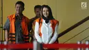 Bupati Kukar nonaktif, Rita Widyasari (kanan) usai menjalani pemeriksaan di gedung KPK Jakarta, Jumat (19/1). Rita diperiksa sebagai tersangka dugaan TPPU senilai Rp 436 miliar terkait izin perkebunan kelapa sawit. (Liputan6.com/Helmi Fithriansyah)