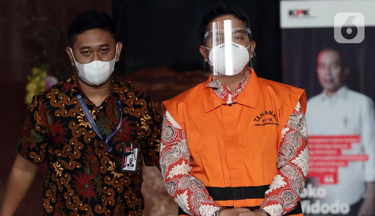 Dirjen Bina Keuangan Daerah Kemendagri periode Juli 2020 s/d November 2021, M Ardian Noervianto (kanan) usai rilis penahanan di Gedung KPK, Jakarta, Rabu (2/2/2022). M Ardian N merupakan tersangka dugaan suap terkait pengajuan dana PEN untuk Kab Kolaka Timur 2021. (Liputan6.com/Helmi Fithriansyah)