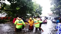 Ketika Hujan Deras, Banjir dan Macet Menerpa Kota Surabaya