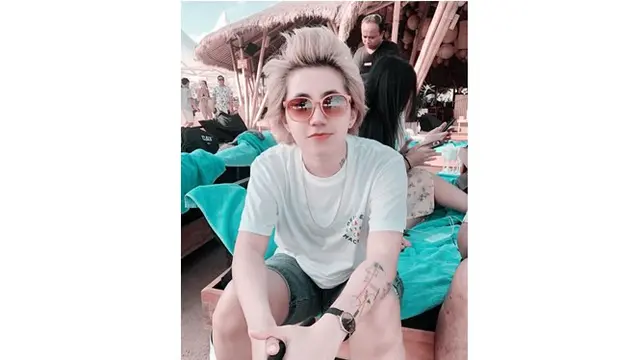 Tak sedikit netizen yang menyebut Dera ganteng lho.