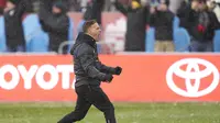 Pelatih timnas Kanada, John Herdman tak dapat menutupi rasa bahagianya usai bisa meloloskan Kanada ke Piala Dunia 2022. (AFP/Geoff Robins)