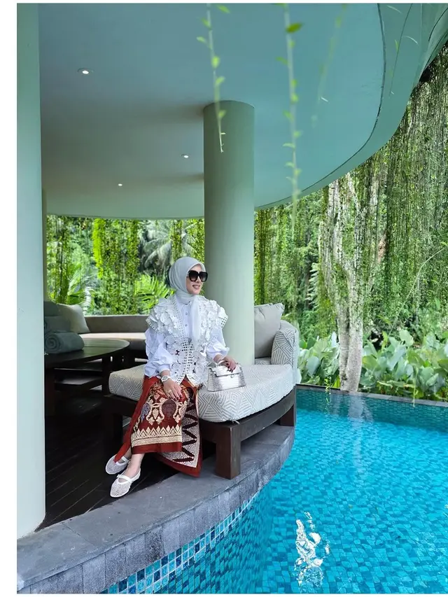 6 Gaya Syahrini Hadiri Acara di Bali, Anggun Pakai Blus dan Outer Renda Putih