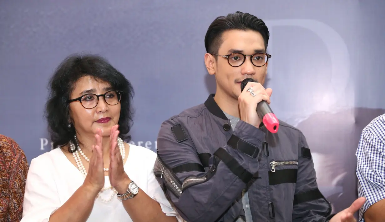 Saat hadir dalam peluncuran album Dekade putranya, Lola Purnama mengaku ingin melihat anaknya segera menikah. Ia berharap anaknya segera nikah dengan wanita pilihannya. (Nurwahyunan/Bintang.com)