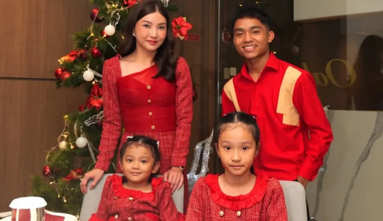 Sarwendah juga mengenakan dress merah lengan panjang bermotif. Dress tersebut memiliki aksen merah kancing emas. [@@sarwendah29]