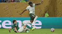 Gelandang Chelsea asal Inggris #11, Noni Madueke, dan bek Palmeiras asal Argentina #04, Agustin Giay, berebut bola dalam pertandingan perempat final Piala Dunia Antarklub 2025 antara Palmeiras asal Brasil dan Chelsea asal Inggris di Stadion Lincoln Financial Field, Philadelphia, pada 4 Juli 2025. (JUAN MABROMATA/AFP)
