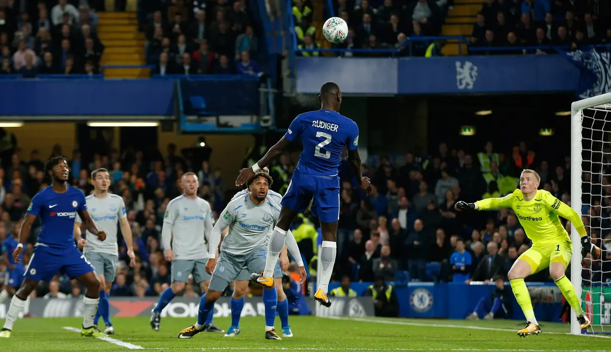 Pemain Chelsea, Antonio Ruediger berusaha mencetak gol ke gawang Everton pada babak keempat Piala Liga Inggris di Stamford Bridge, Kamis (26/10). The Blues –julukan Chelsea- sukses mengalahkan Wayne Rooney dan kawan-kawan, 2-1. (AP/Alastair Grant)