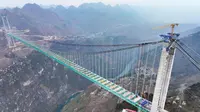 Jembatan tertinggi dunia di Tiongkok siap dibuka Juni 2025. (sumber: Odditycentral)