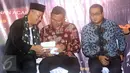 Cagub DKI Jakarta, Agus Harimurti Yudhoyono (tengah) melihat buku 101 alasan memilih Mas Agus dan Mpok Sylvi saat peluncuran di Jakarta, Senin (16/1). AHY juga melakukan dialog kebangsaan bersama pendukungnya. (Liputan6.com/Helmi Fithriansyah)