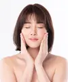 Perempuan dengan wajah glowing setelah menggunakan skincare dengan kandungan STARENOL™. ©kitthanes_r@hotmail.com
