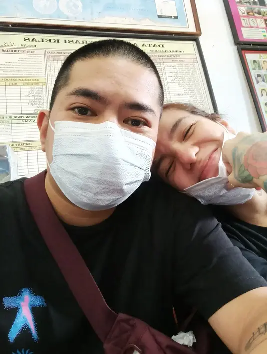 Pemeran Luna dalam sinetron Cahaya Mentari itu tampak  begitu bahagia menantikan kelahiran anak kelimanya. Potret Sheila dan suami kompak mengambil raport anak-anak. [Instagram/itssheilamj]