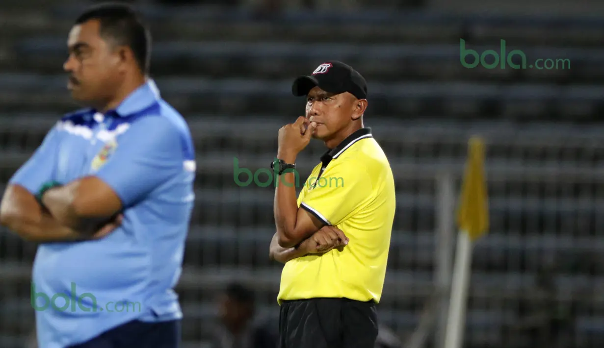 Pelatih T-Team Malaysia, Rahmad Darmawan, mengamati anak asuhnya saat  berlaga melawan ATM FA pada laga play-off Malaysia Super League 2016. (Bola.com/Nicklas Hanoatubun)