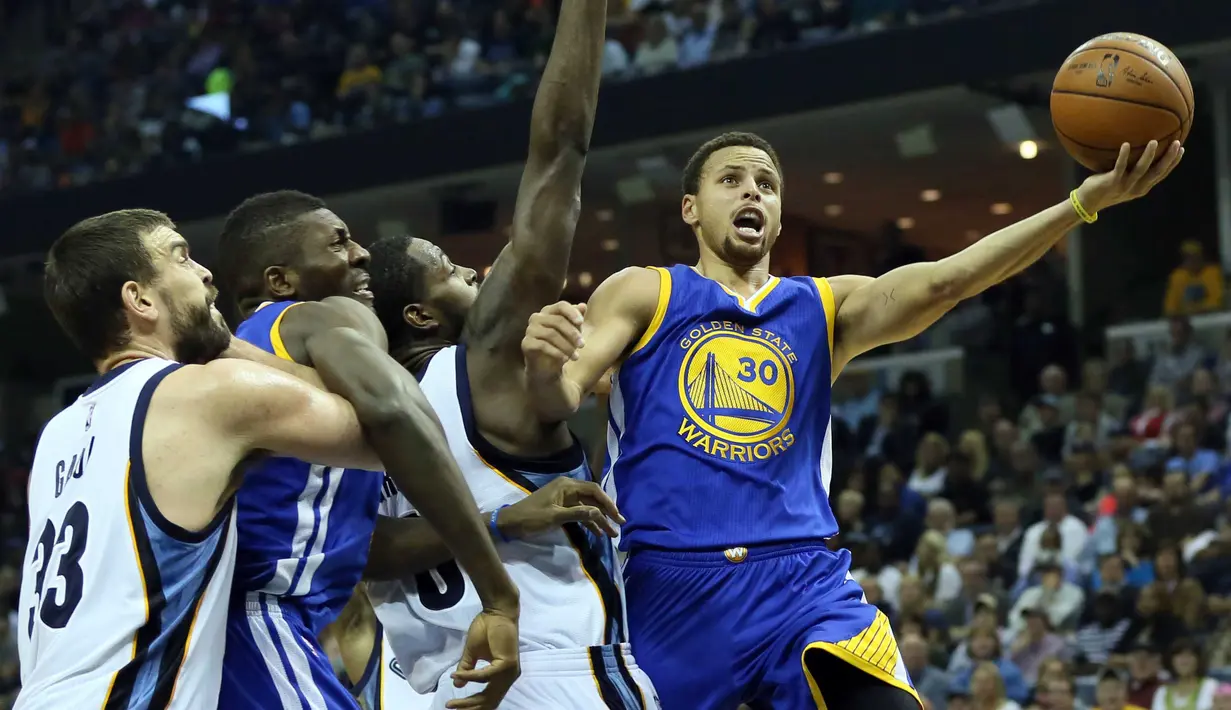 Pebasket Golden State Warriors Stephen Curry melakukan melewati hadangan para pebasket Memphis di FedExForum, Memphis,Kamis (12/11/2015). Golden State kalahkan Memphis 100-84. (Reuters/Nelson Chenault-USA TODAY Sports)