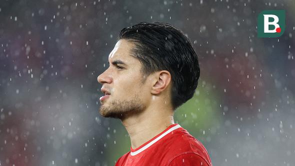 <p>Pemain Timnas Indonesia, Kevin Diks menyanyikan lagu kebangsaan Indonesia Raya saat dimulainya laga lanjutan putaran ketiga Grup C Kualifikasi Piala Dunia 2026 melawan Jepang di Stadion Utama Gelora Bung Karno (SUGBK), Senayan, Jakarta, Jumat (15/11/2024). (Bola.com/Bagaskara Lazuardi)</p>