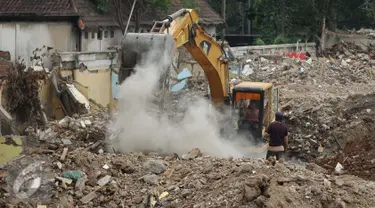 Alat berat dikerahkan untuk menyelesaikan proyek pembangunan Penampungan Sementara Pedagang Pasar Rumput, Jakarta, Selasa (19/4) Ditargetkan, Pembangunan TPS rampung Juni mendatang. (Liputan6.com/ Gempur M Surya)